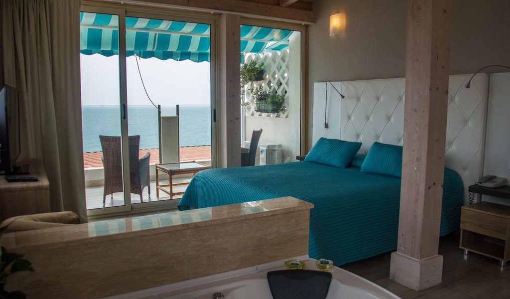 Deluxe Suite with Sea View-min