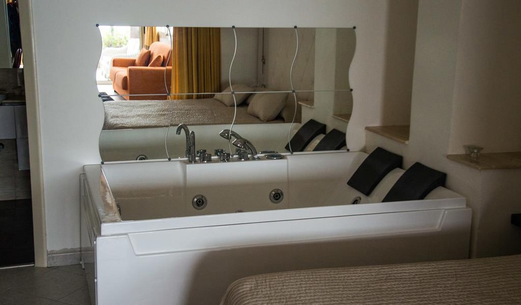 Deluxe Suite with Spa Bath6-min