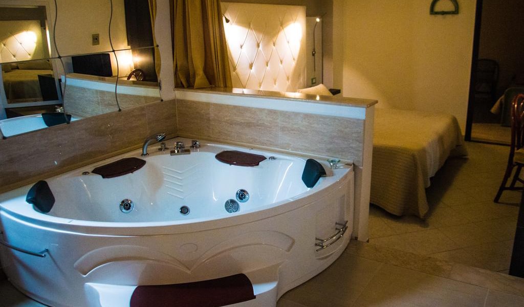 Deluxe Suite with Spa Bath7-min