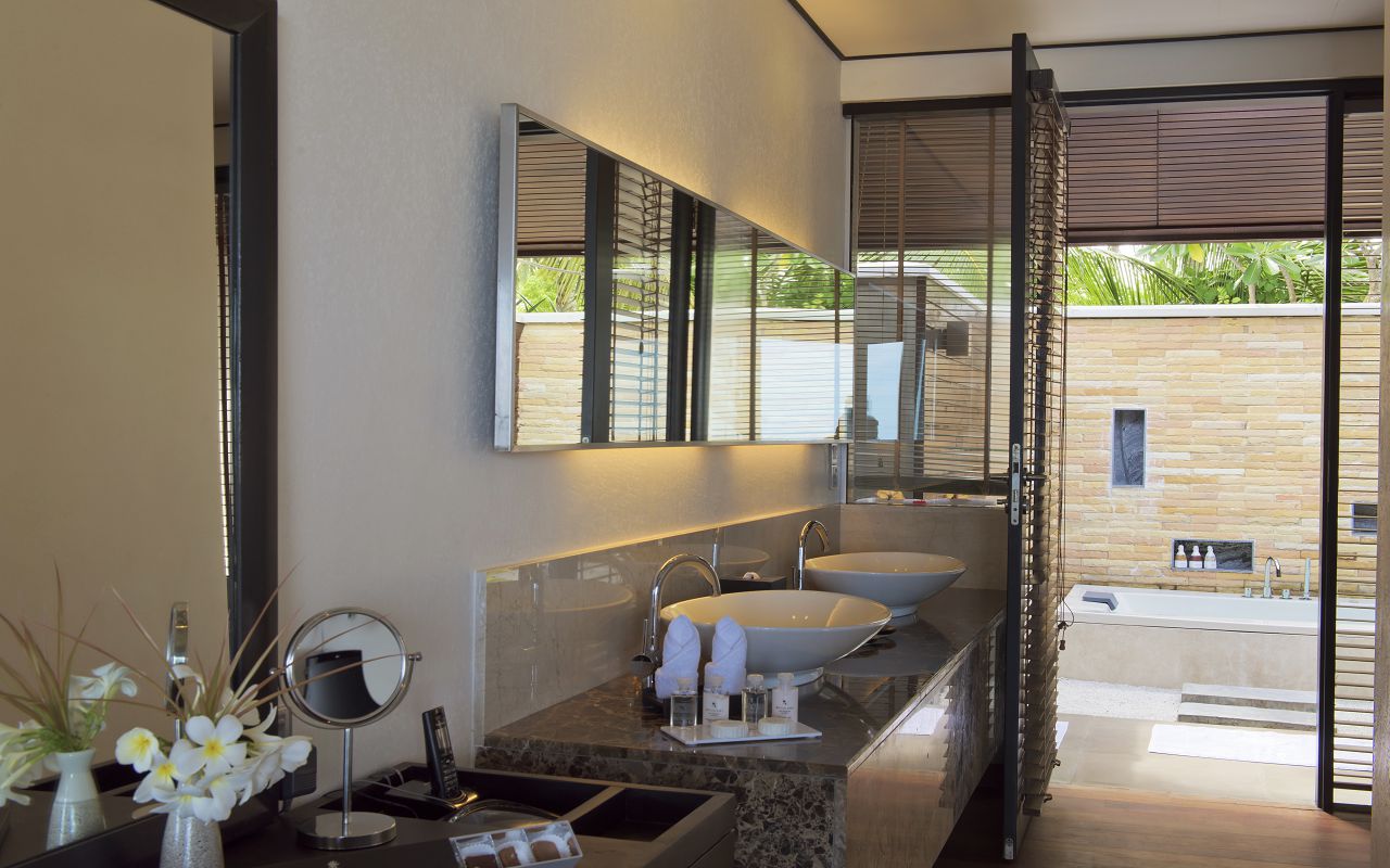 Lagoon Villa bathroom