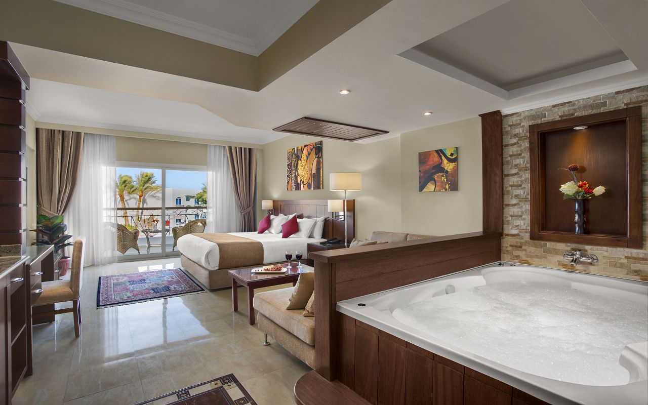 Premium Jacuzzi Suite with Pool View 01