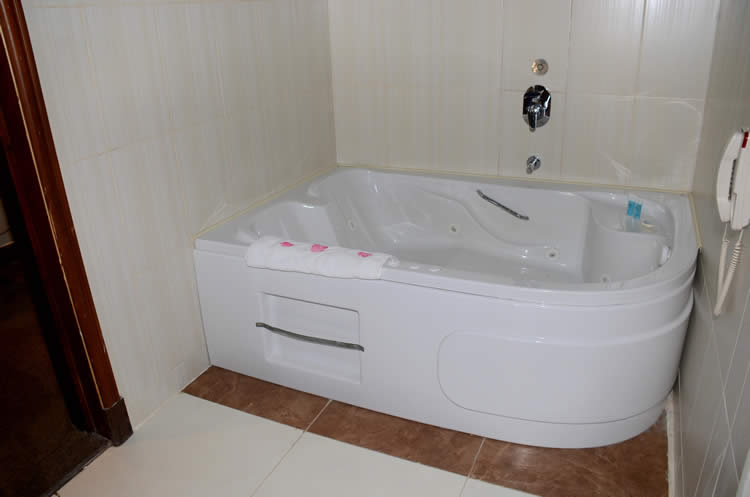 Royal_Suite_Jacuzzi[4]