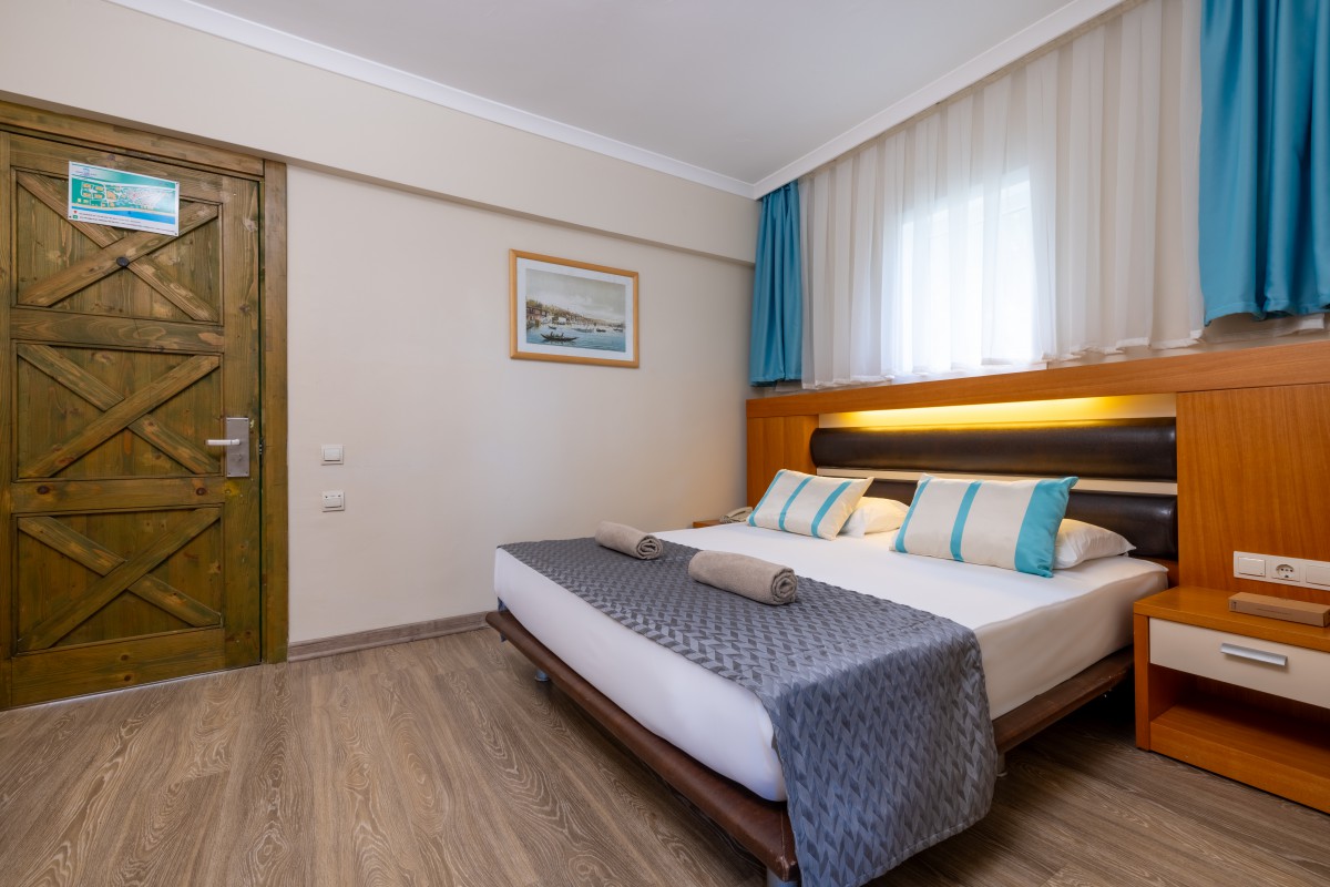 Standard Double Room (2)