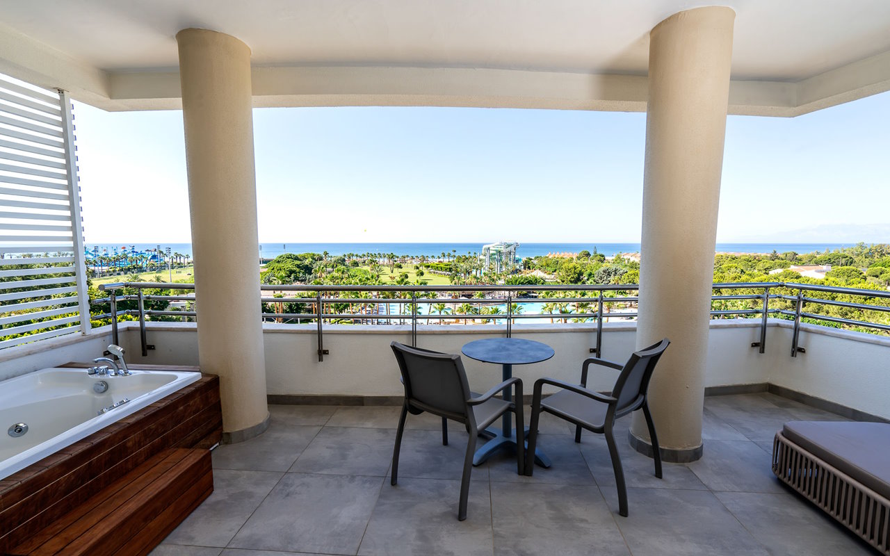 corner-suite-with-jacuzzi-sea-view-4