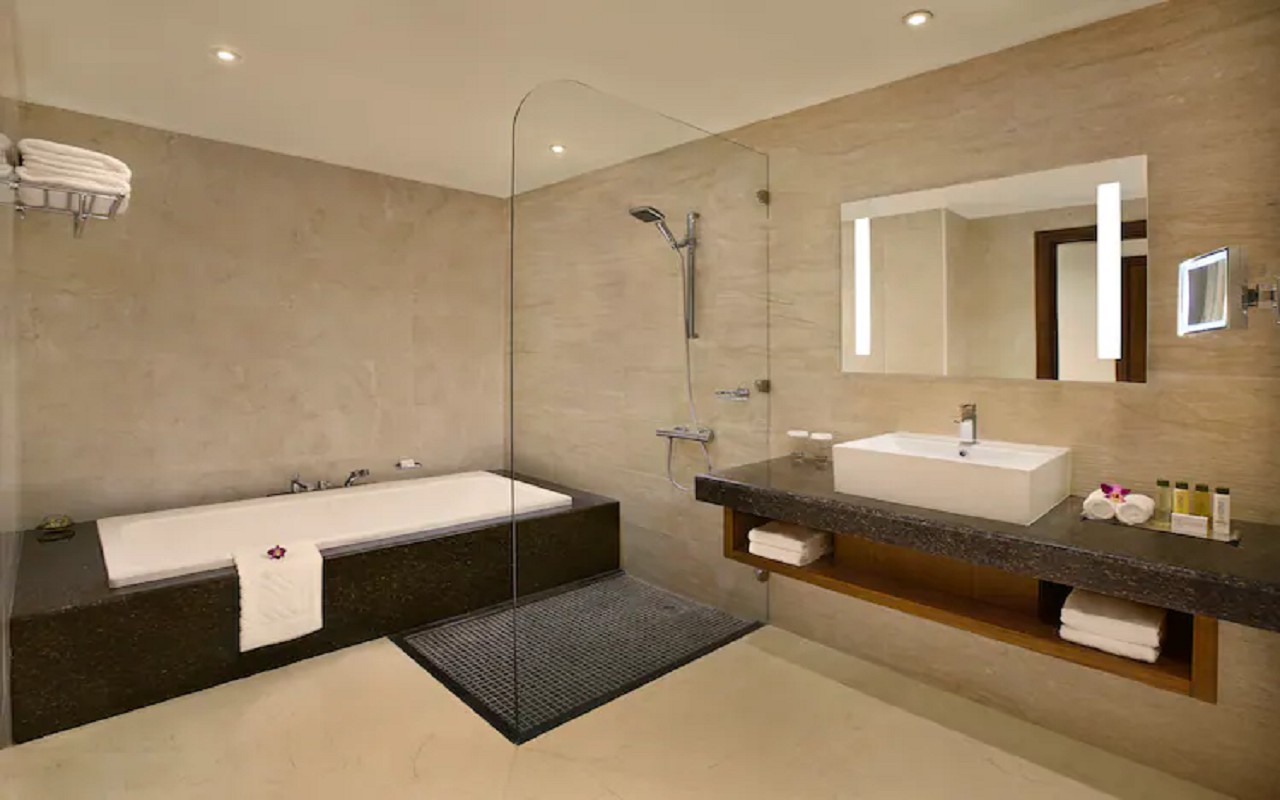 double-tree-marjan-island-deluxe-room-bathroom