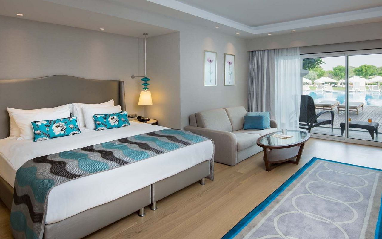 family-pool-garden-suite-with-terrace-1_standard