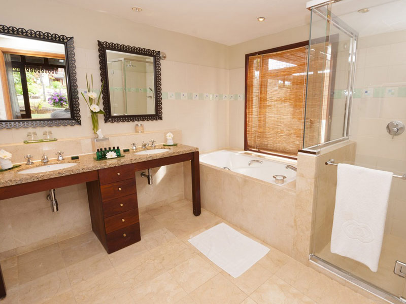 gallery_Family-Suite-Bathroom