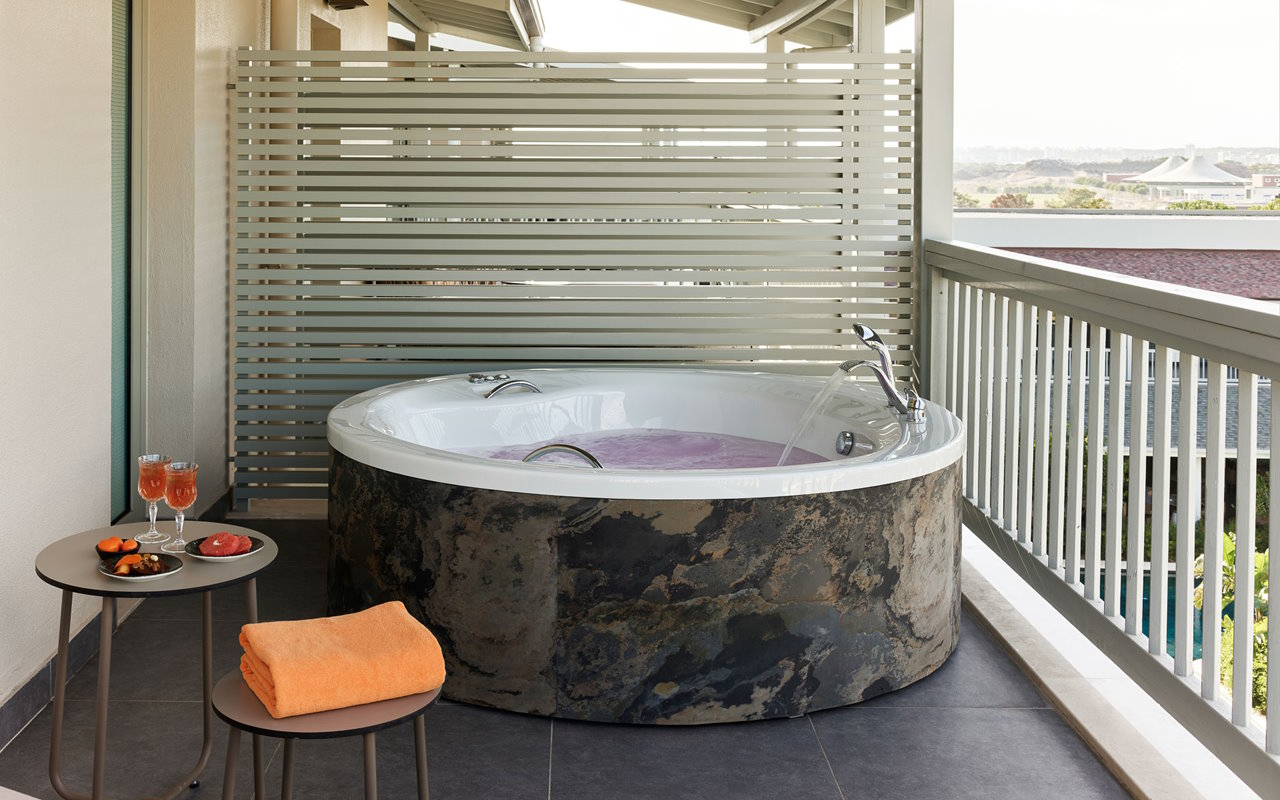 penthouse-suite-with-turkish-bath-jacuzzi-9