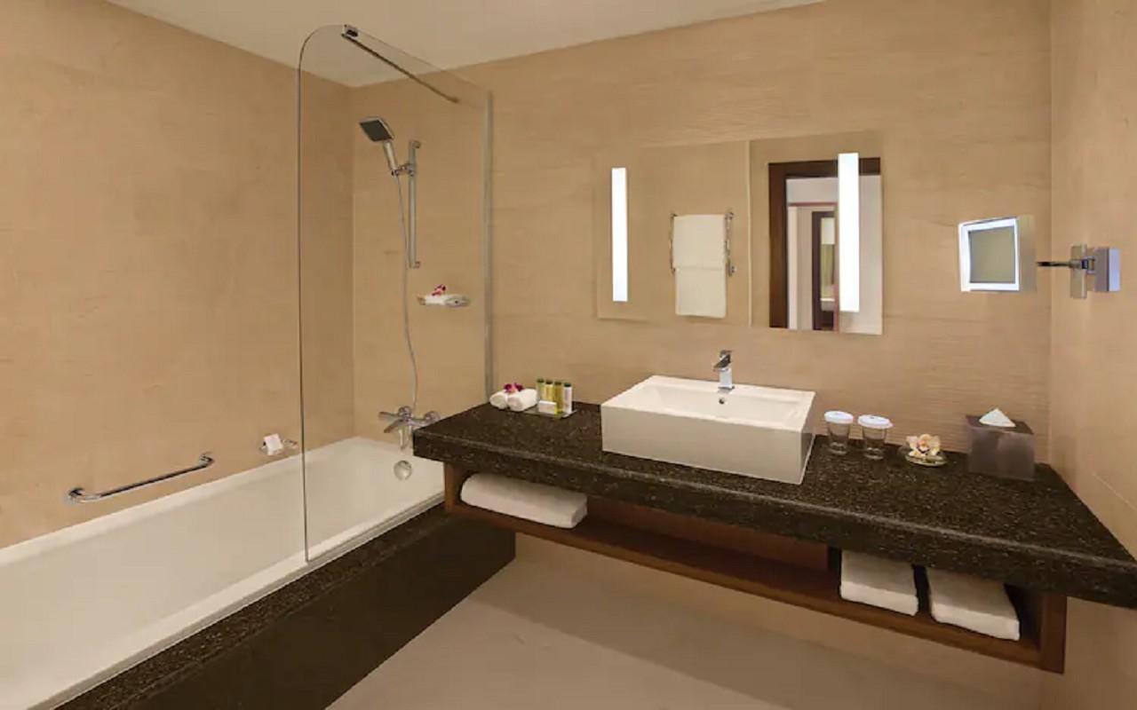 rktmi-double-tree-marjan-island-guest-room-bathroom