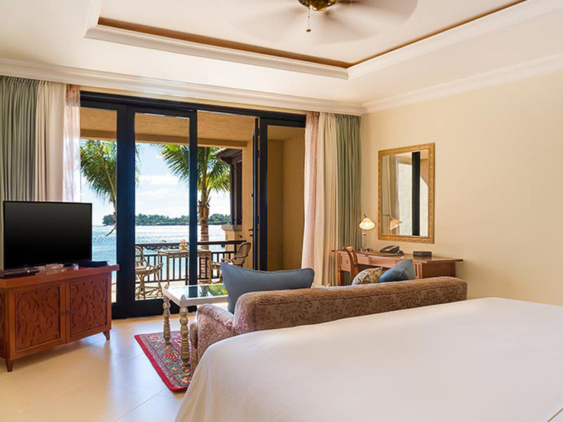 Beachfront Deluxe Room King1