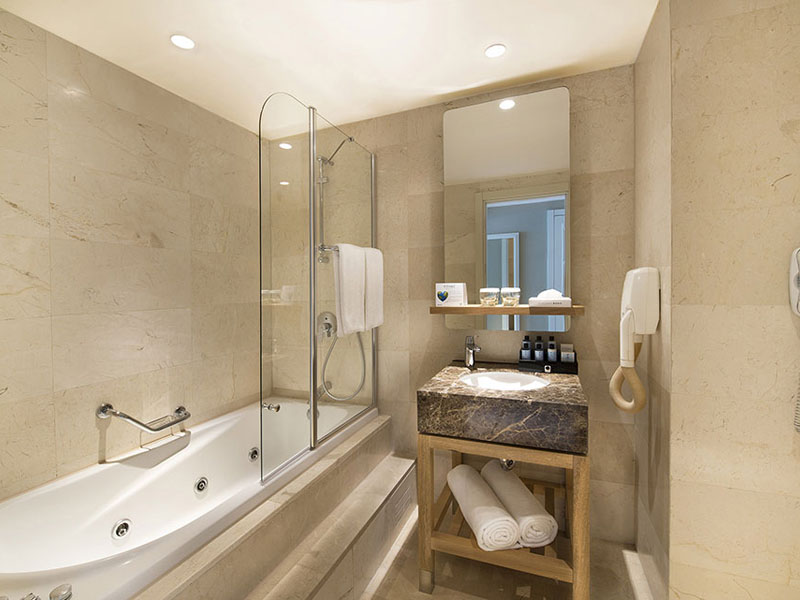 4_titanic_beach_lara_anex_standard_room_bathrom