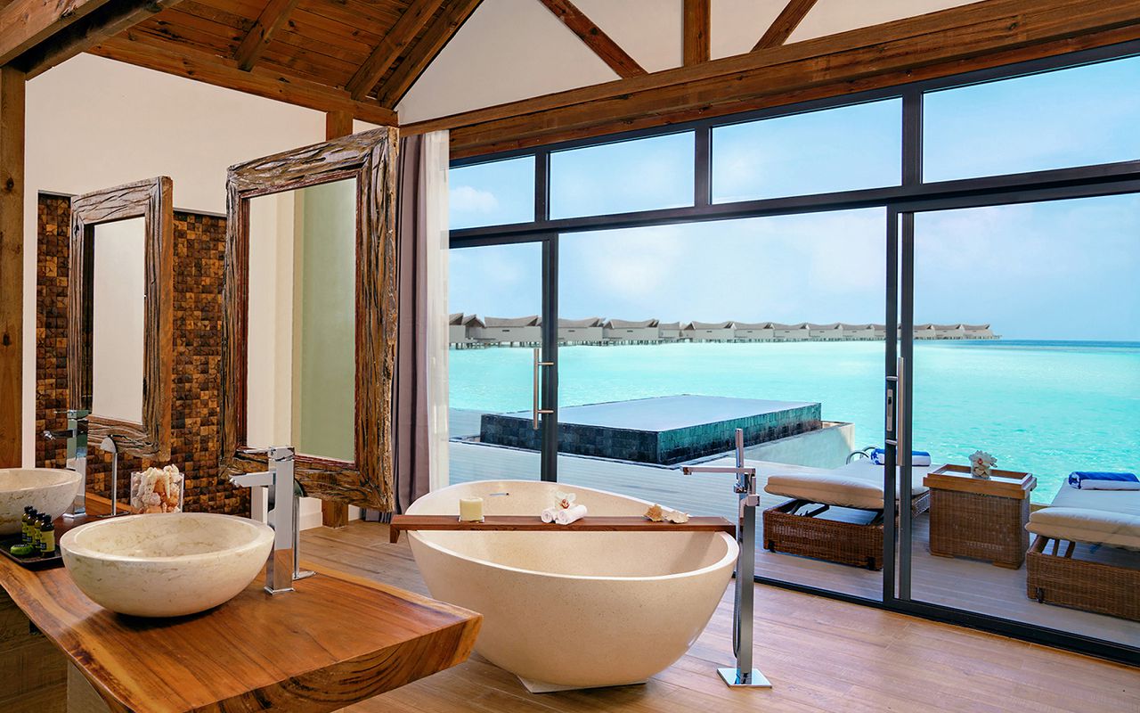 [:ru]Overwater Pool Villa Lagoon Bathroom Movenpick Maldives[:]