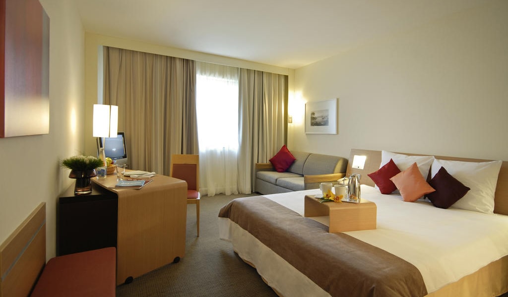 Executive Queen Room with Sofa-min