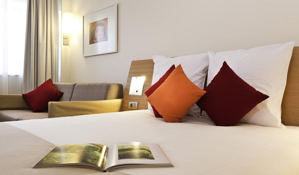 Standard Room With Queen Size Bed And Sofa 4-min
