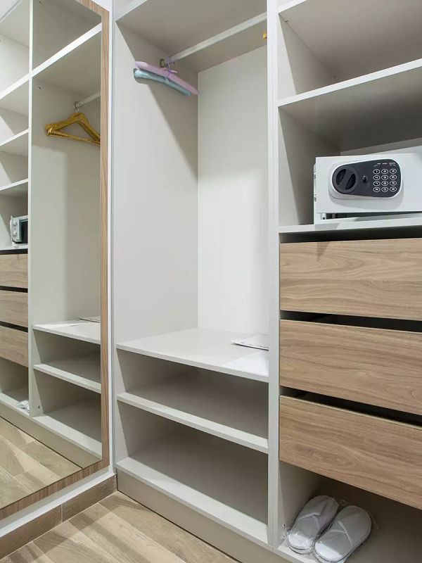 AnyConv.com__abrm-rooms-premium-two-bedroom-suite-walk-in-closet