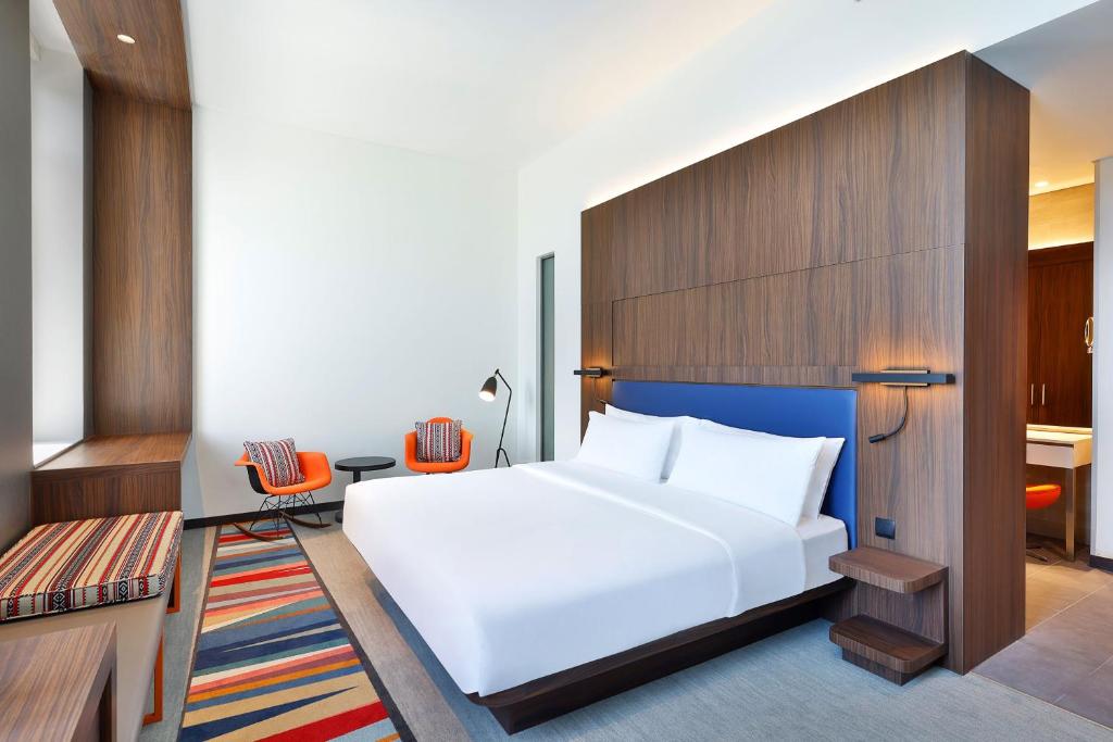 Aloft Room (4)