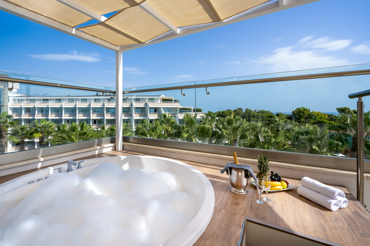 deluxeterraceroomwithjacuzzi-05