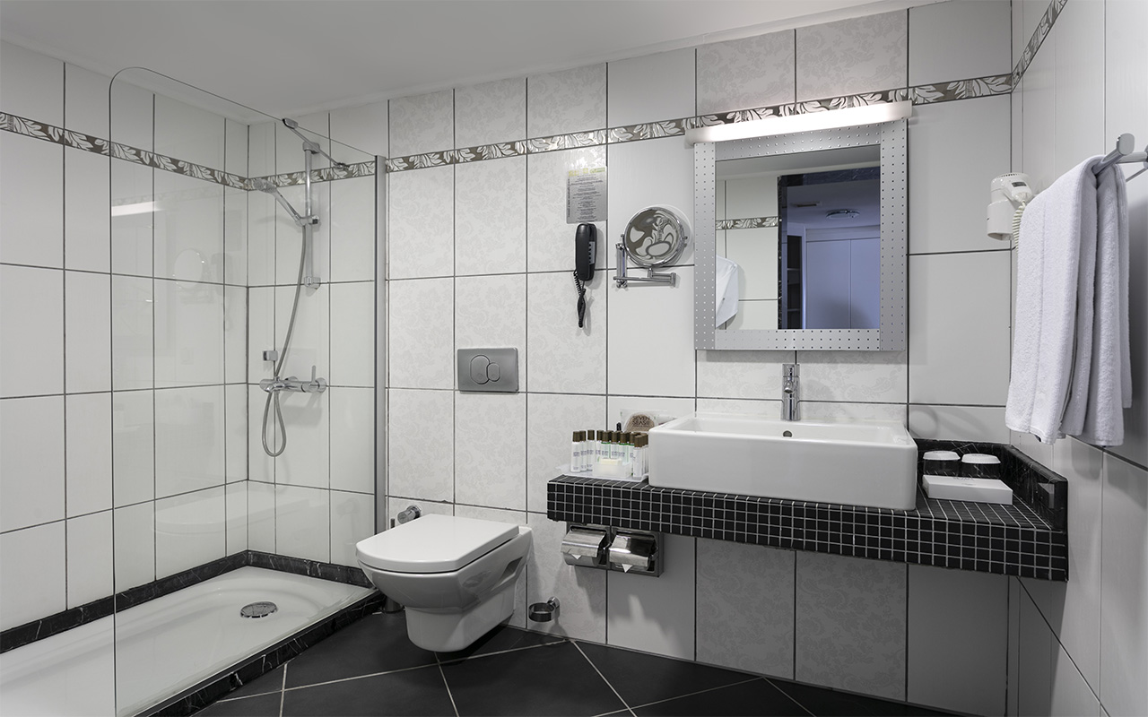 Hotel Suite Room (1)
