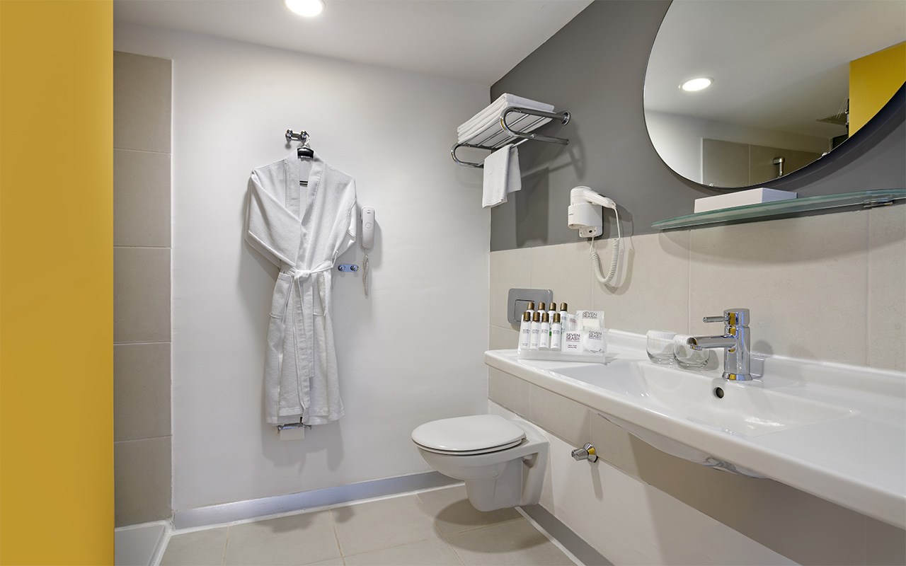 Seven Seas Hotel Blue_standard room (1)