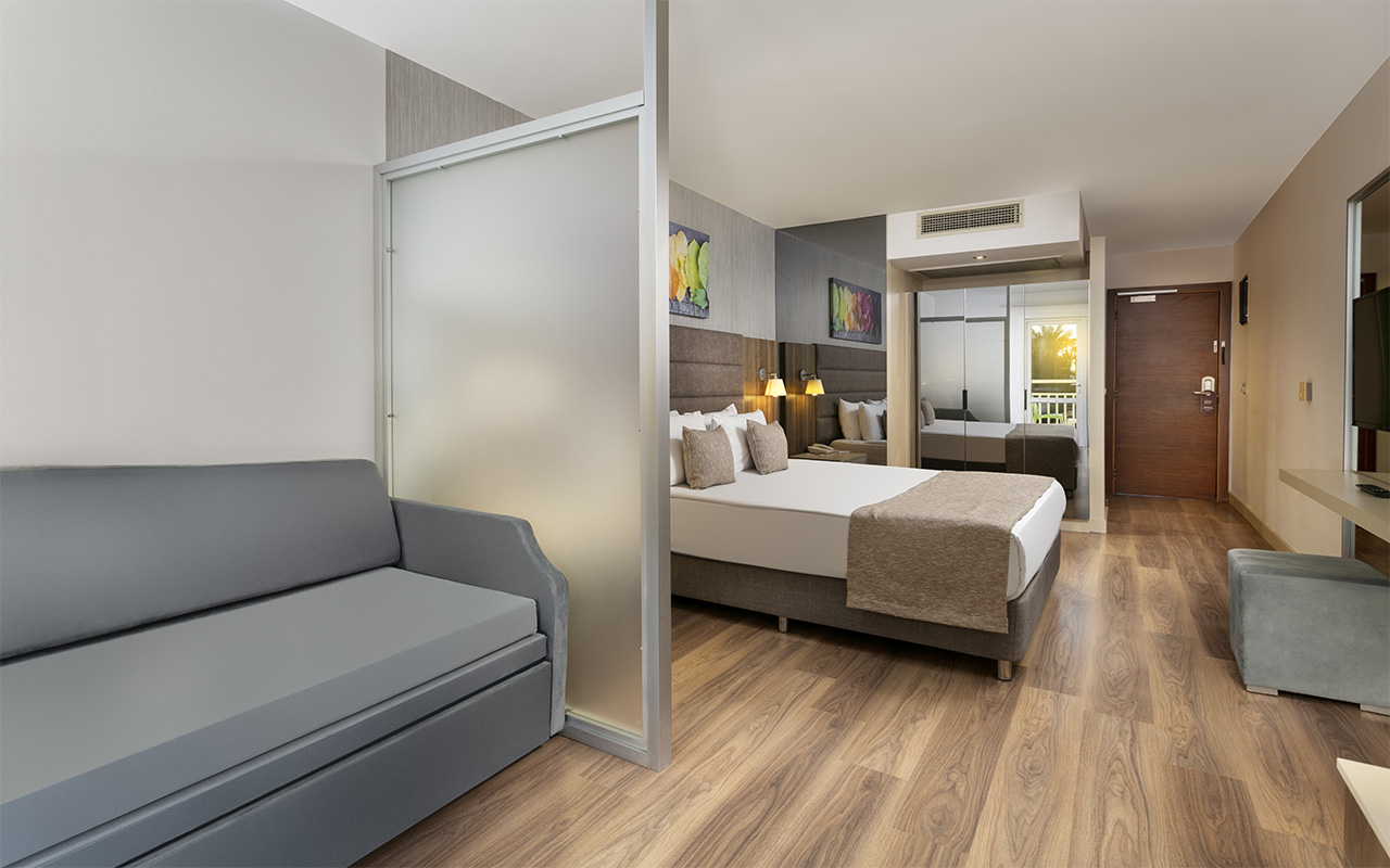 Seven Seas Hotel Blue_standard room (2)