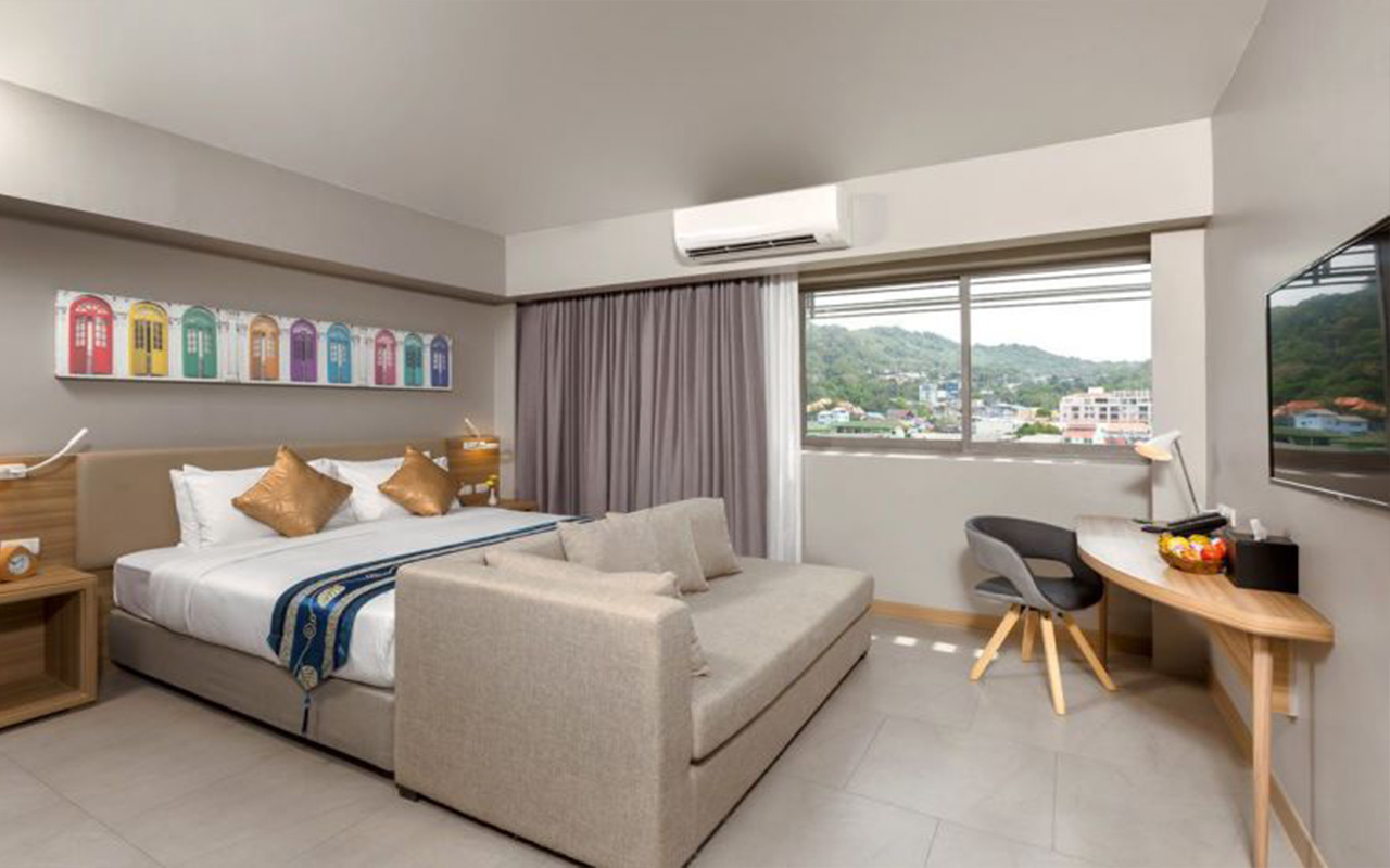 Premier Corner Mountain View Room 2