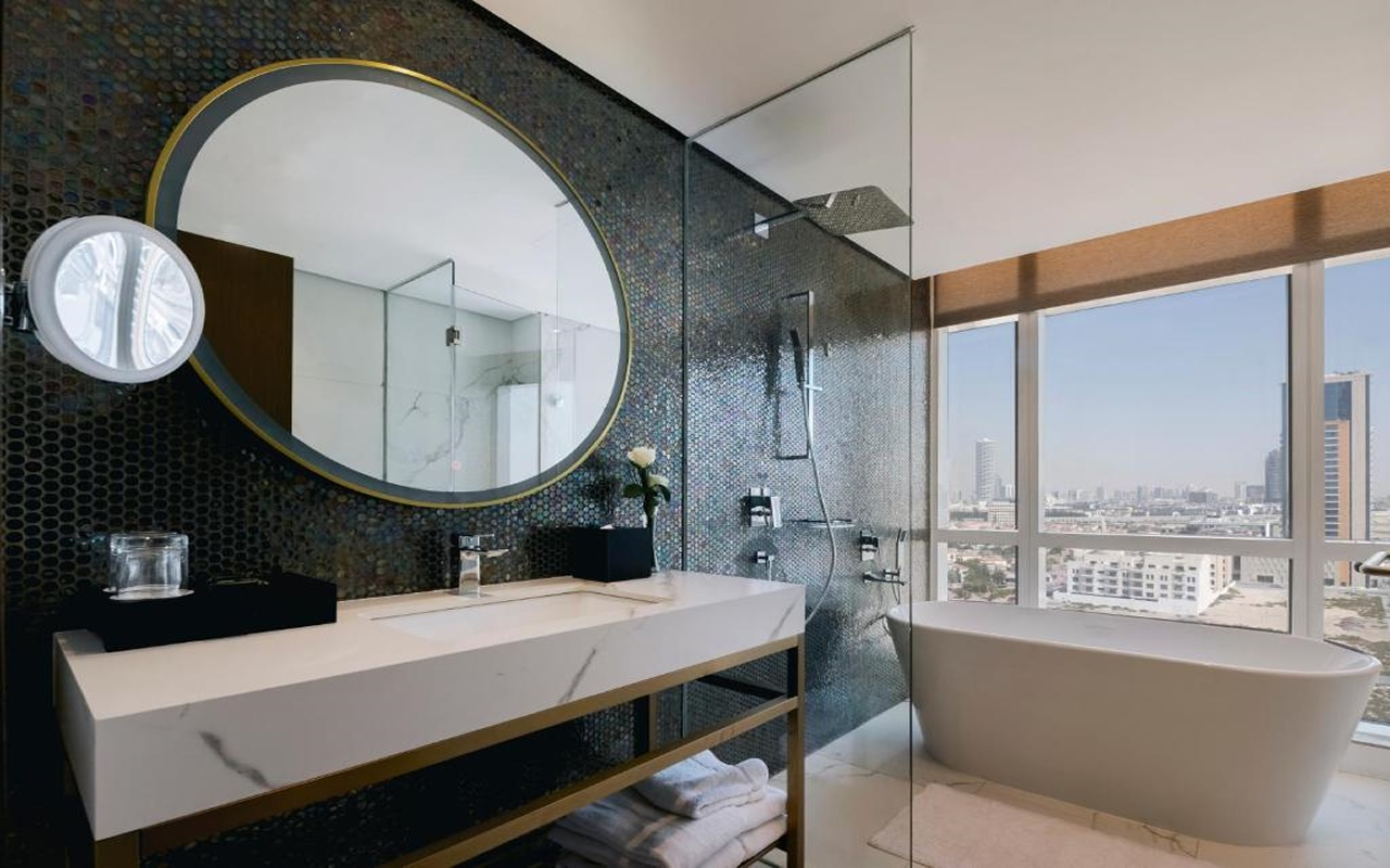 Superior King Suite with City View5