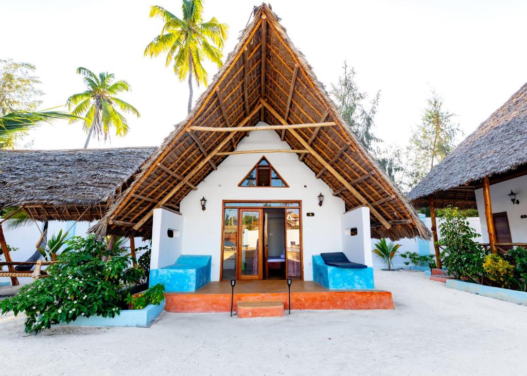 Natural Bungalow Pool View (1)