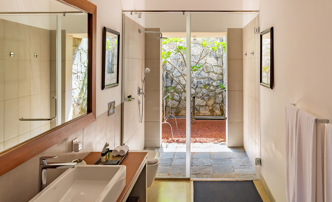 Superior-room-bath
