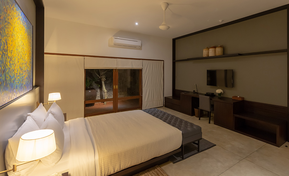 Superior-room-bed-area-4