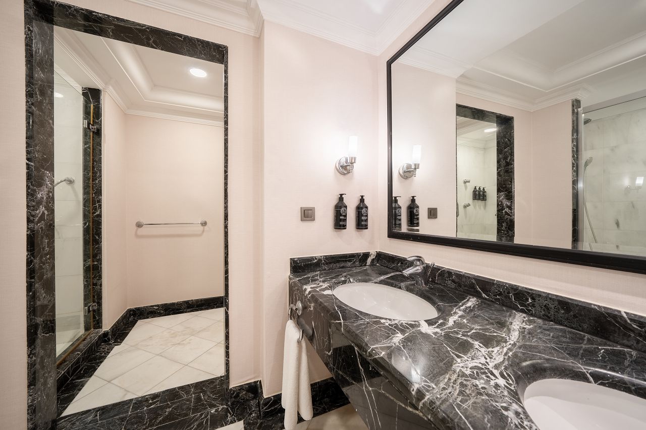 TNO_MainBuilding_DeluxeSuite_Sea_Bathroom_1