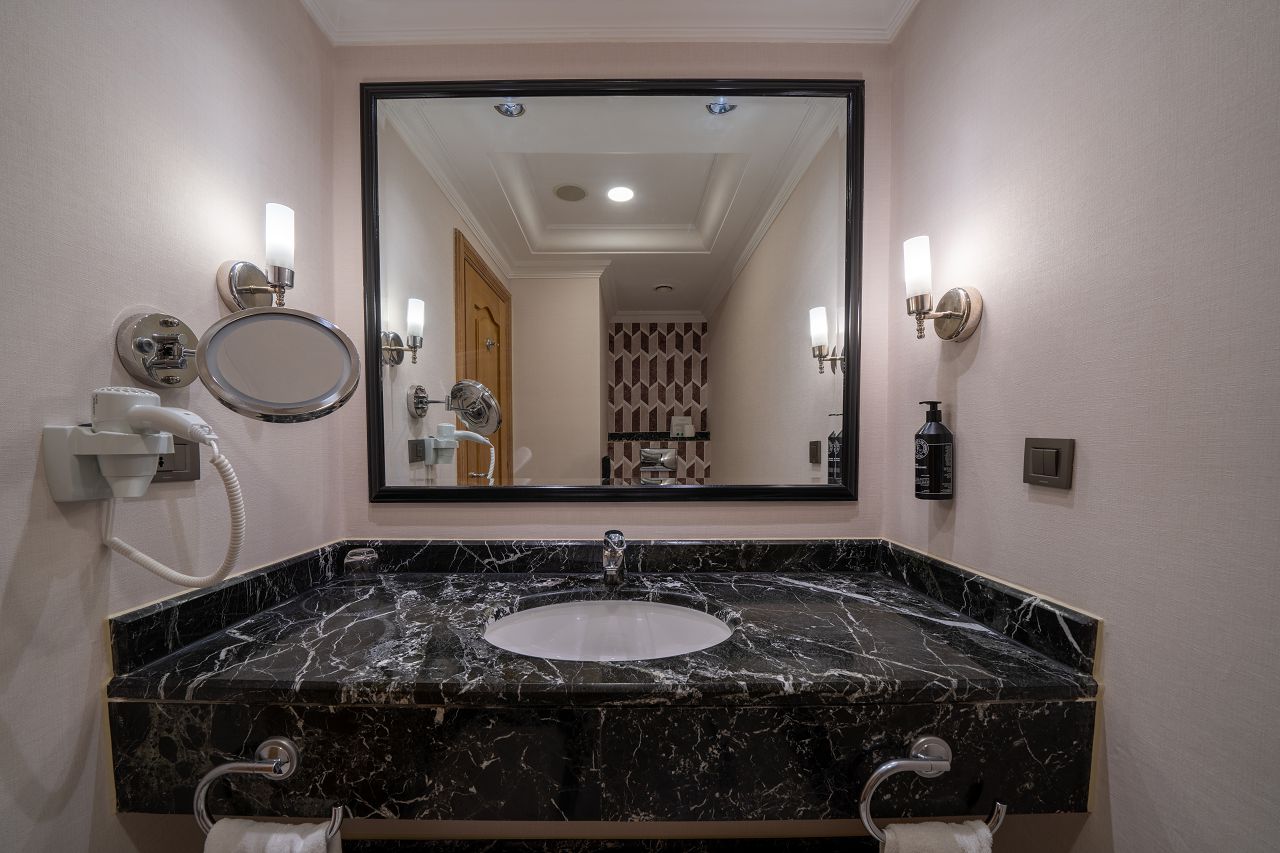 TNO_MainBuilding_DeluxeSuite_Sea_Bathroom_5