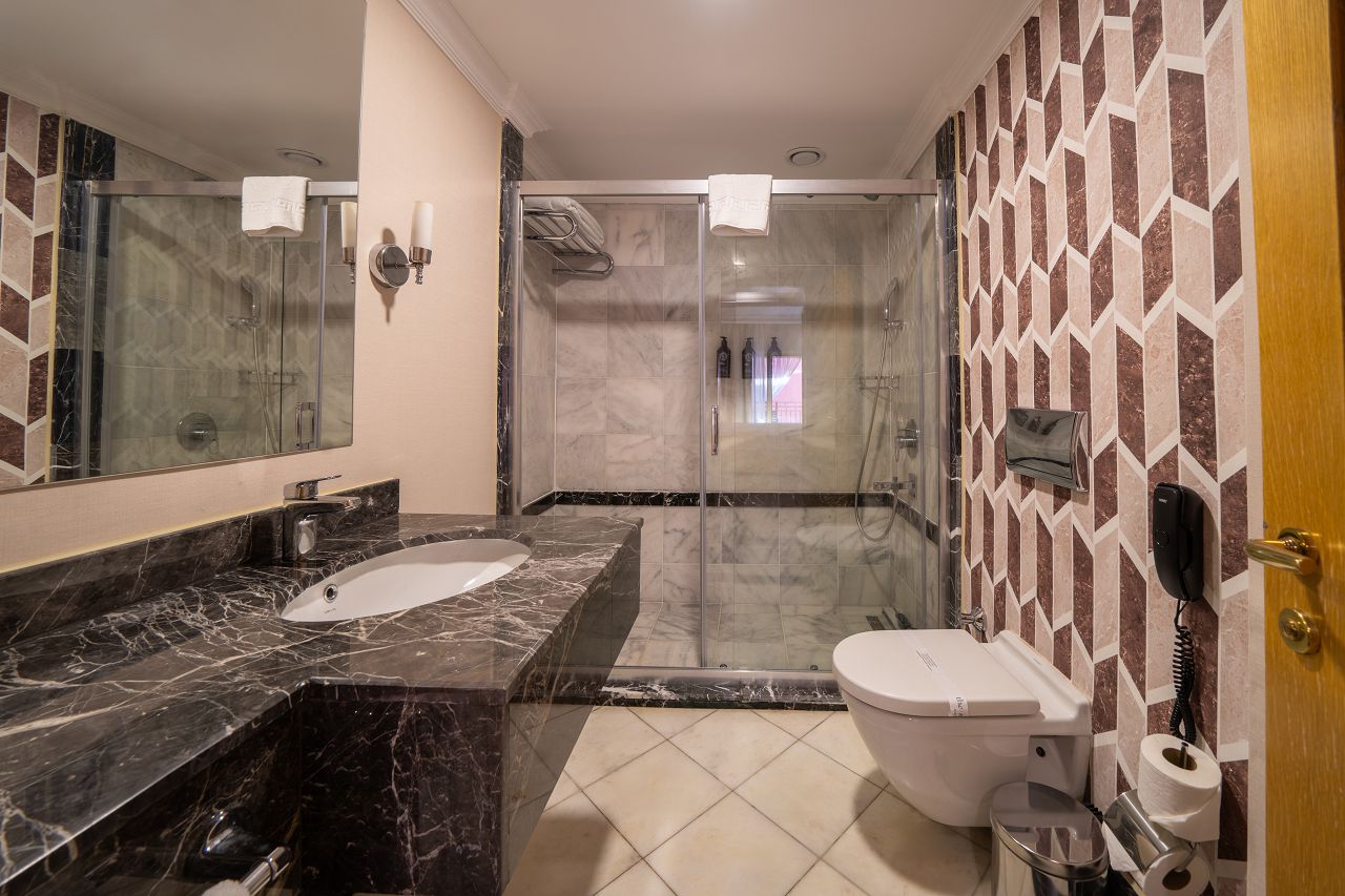 TNO_MainBuilding_Land_Bathroom_1