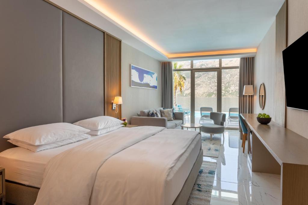 1 King Bed Sea View with Pool Deluxe (1)