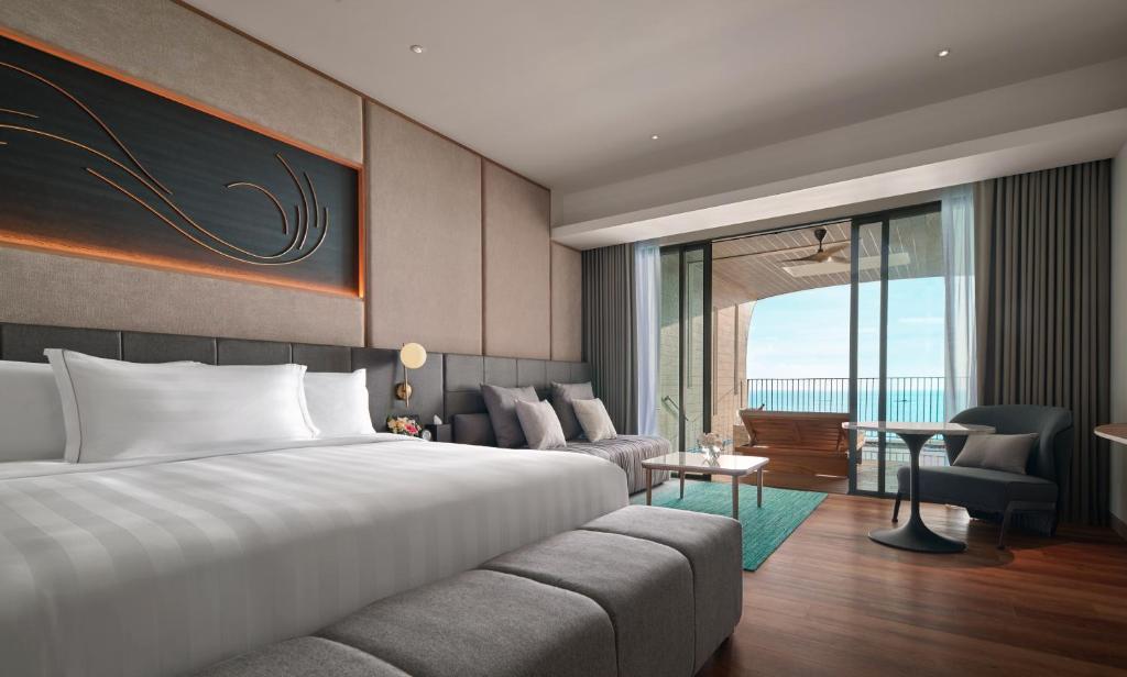 Premier Ocean View Suite with Private Pool (3)